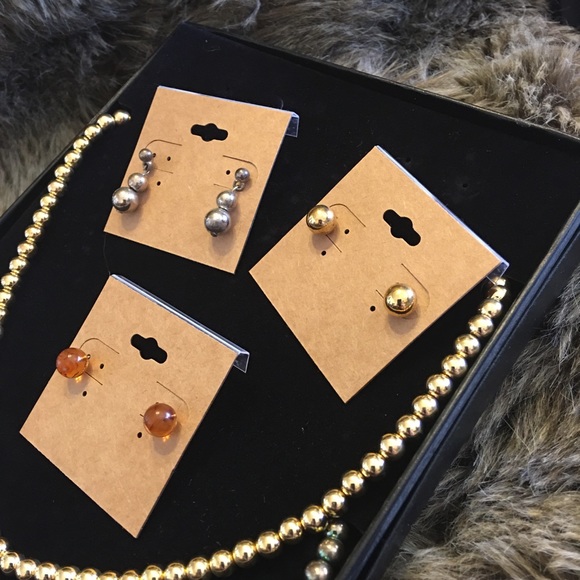 Boxed set of 3 necklaces with matching earrings - Picture 2 of 11